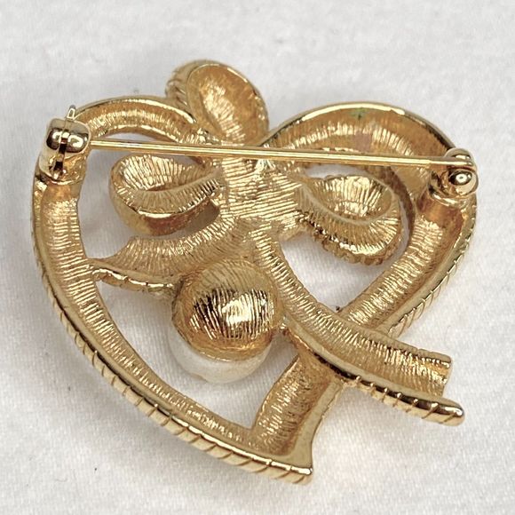 Heart Brooch Gold Tone Ribbon Design With Single Pearlescent Bead - Picture 6 of 7
